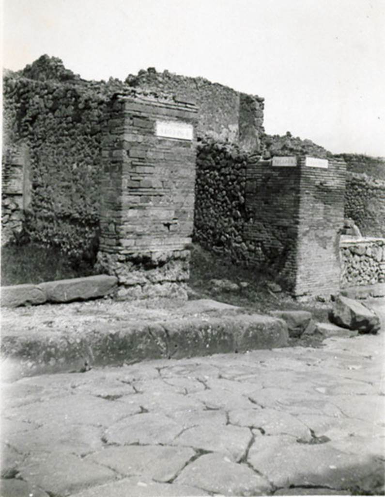 Via Stabiana, east side. Looking south-east to junction with “Via Secunda” between I.3 and I.2. 1935 photograph taken by Tatiana Warscher.
See Warscher T., 1935. Codex Topographicus Pompeianus: Regio I.3. (no.80), Rome: DAIR, whose copyright it remains.
