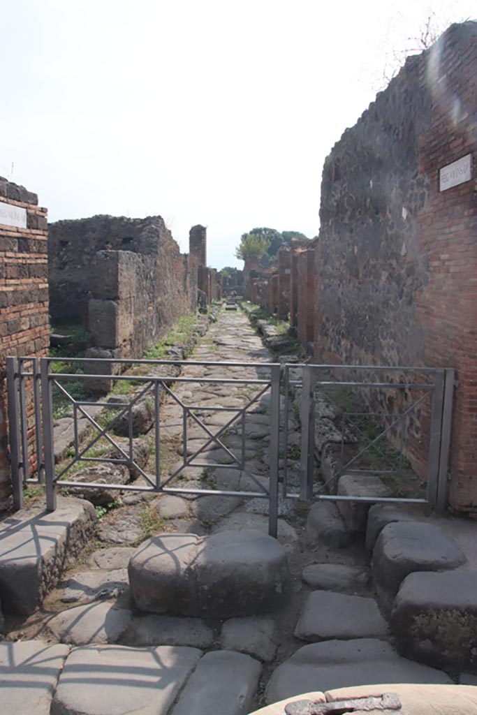 Via degli Augustali, Pompeii. October 2023. 
Looking south into Vicolo di Eumachia, from junction. Photo courtesy of Klaus Heese.
