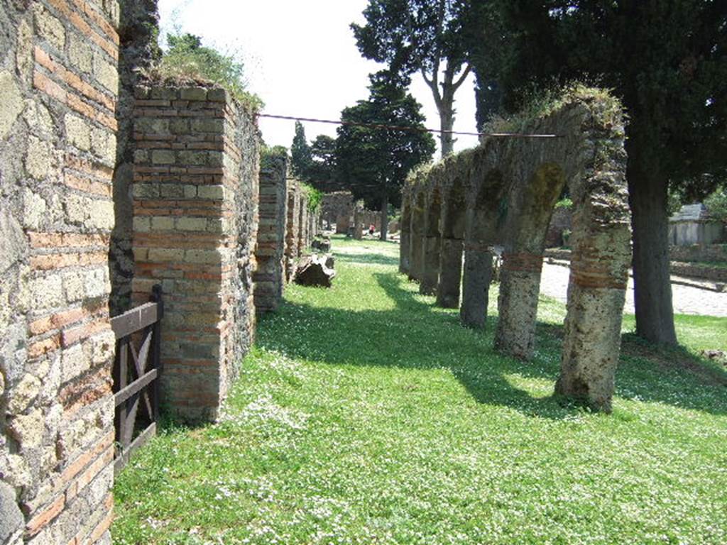 Via dei Sepolcri. East side. Colonnade on unnamed vicolo looking south. May 2006.