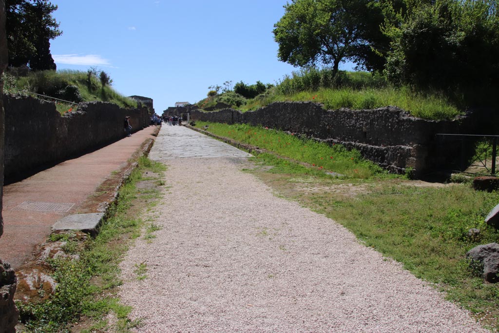 Via dell’Abbondanza, Pompeii. May 2024. Looking west from Sarno Gate, with II.5 on left, and III.7 on right. Photo courtesy of Klaus Heese. 