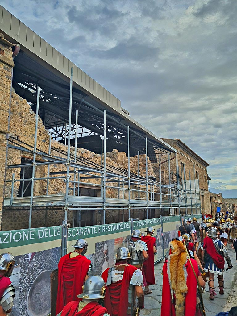 Via dell’Abbondanza, north side. 28th September 2024. 
Looking east from IX.12.5, towards IX.13, during “Ludi Pompeiani” event. Photo courtesy of Giuseppe Ciaramella.
