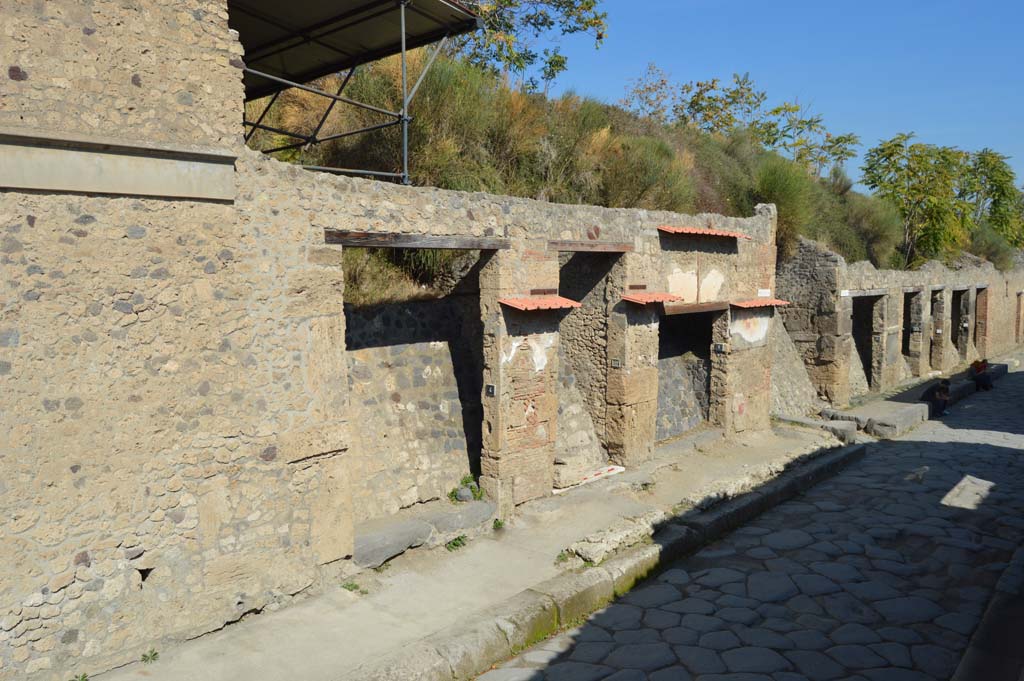 Via dell’Abbondanza, north side, Pompeii. October 2017. Looking east from IX.13.4, towards III.1.5, on right.
Foto Taylor Lauritsen, ERC Grant 681269 DÉCOR.
