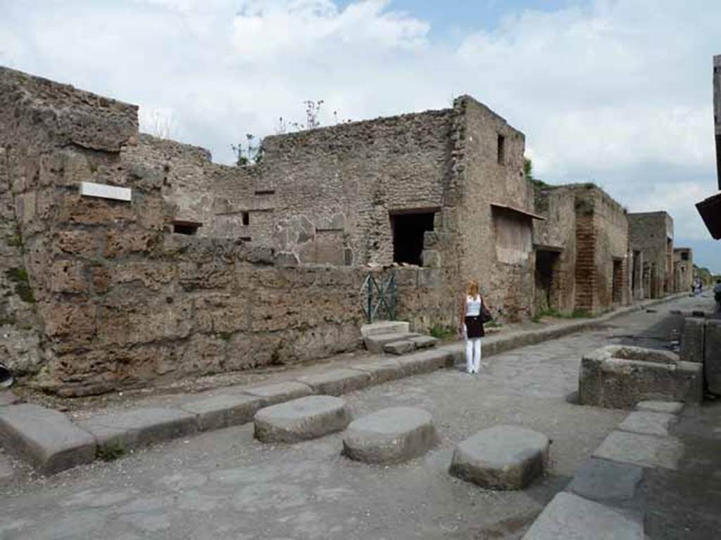 Via dell’Abbondanza, north side. May 2010. Looking east along III.2, from near junction.