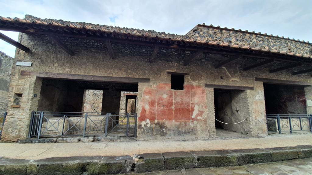 Via dell’Abbondanza, south side, Pompeii. July 2021. 
Looking south towards entrances with I.12.5 on left, followed by I.12.4, and I.12.3, on right.
Foto Annette Haug, ERC Grant 681269 DÉCOR.
