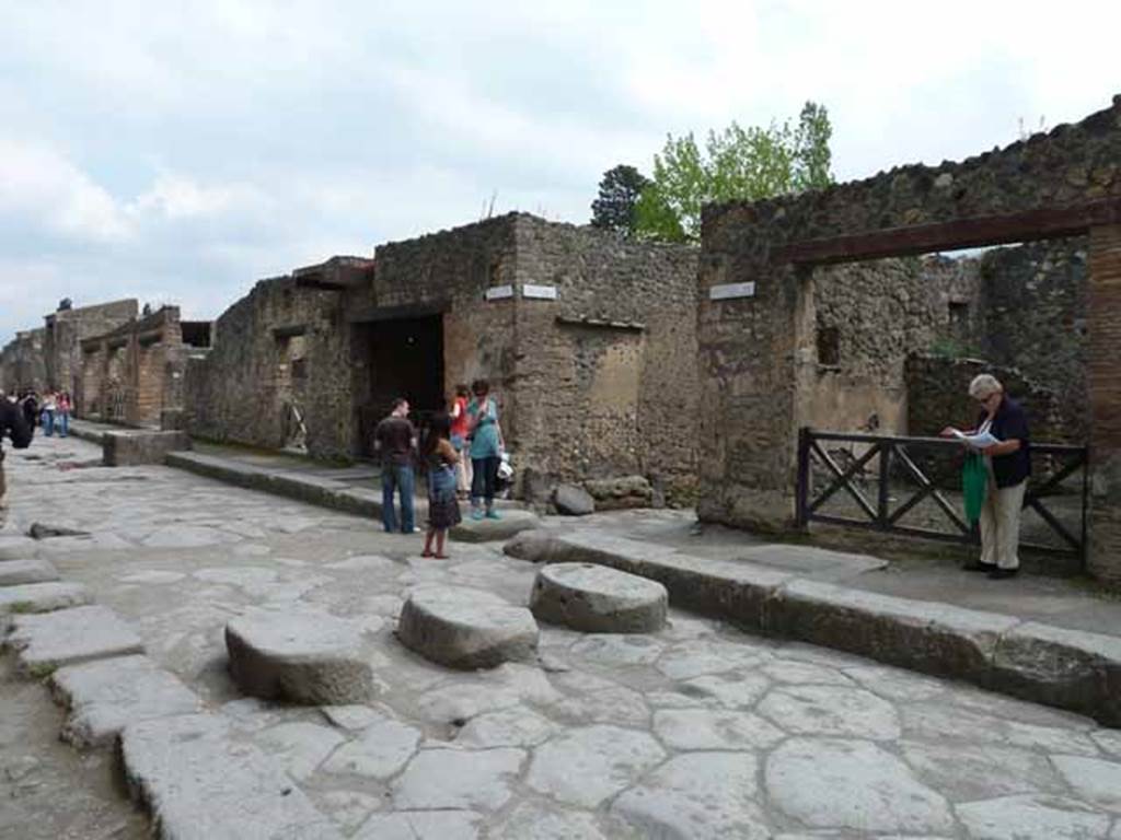 Via dell’Abbondanza. May 2010. Looking south towards junction with Via di Nocera, between II.1 and I.13, from I.13.5, on right.

