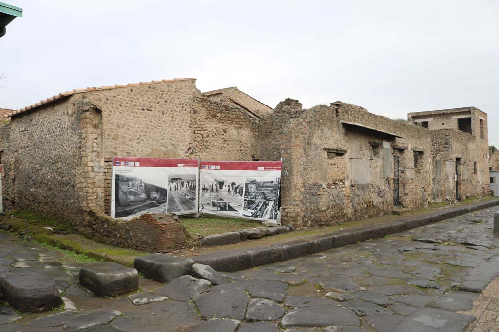 Via dell’Abbondanza, north side. December 2018. Looking north-east along insula III.4, from III.4.1, on left. Photo courtesy of Aude Durand.