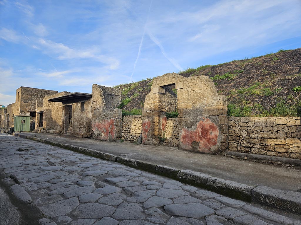 Via dell’Abbondanza, north side, Pompeii. October 2017. Looking west along Insula III.5, from III.5.5, on right.
Foto Taylor Lauritsen, ERC Grant 681269 DÉCOR.
