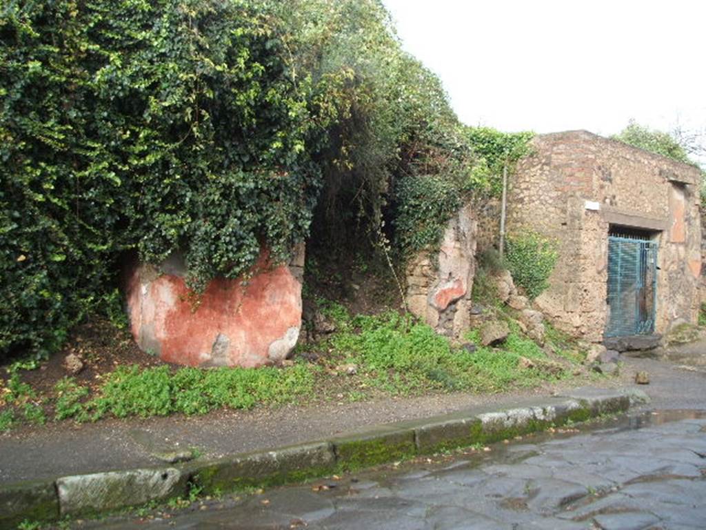 Via dell’Abbondanza. Looking west between II.1 and III.4 from III.5.1, on right. Photo courtesy of Rick Bauer.
.
