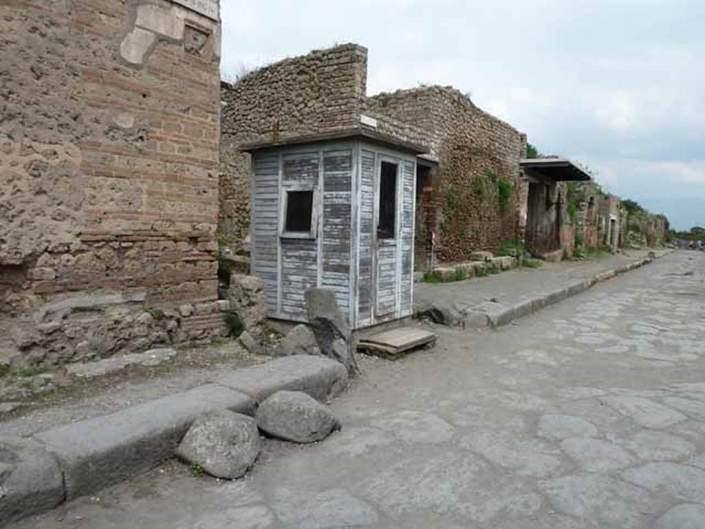 Vicolo di Octavius Quartio, between II.1 and II.2. December 2006. Looking north across Via dell’Abbondanza to unnamed vicolo between III.4 and III.5. 