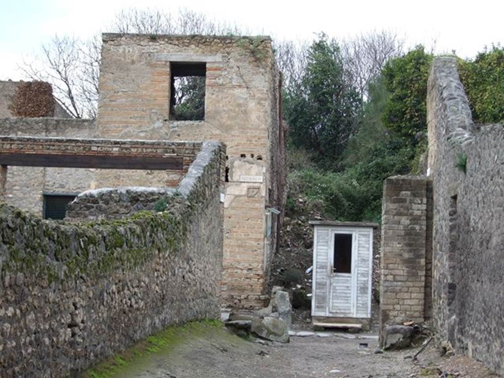 Unnamed vicolo between III.4 and III.5. June 2012.Looking north from Via dell’Abbondanza. 
Photo courtesy of Michael Binns.
