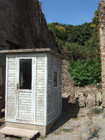 Unnamed vicolo between III.4 and III.5. October 2017. Looking towards west wall of unnamed vicolo, exterior wall of garden of III.4.3. 
Foto Taylor Lauritsen, ERC Grant 681269 DÉCOR.
