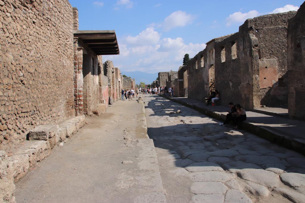 Via dell’Abbondanza, Pompeii. September 2015. Looking east between III.5 and II.2, from near II.1.6, on right.

