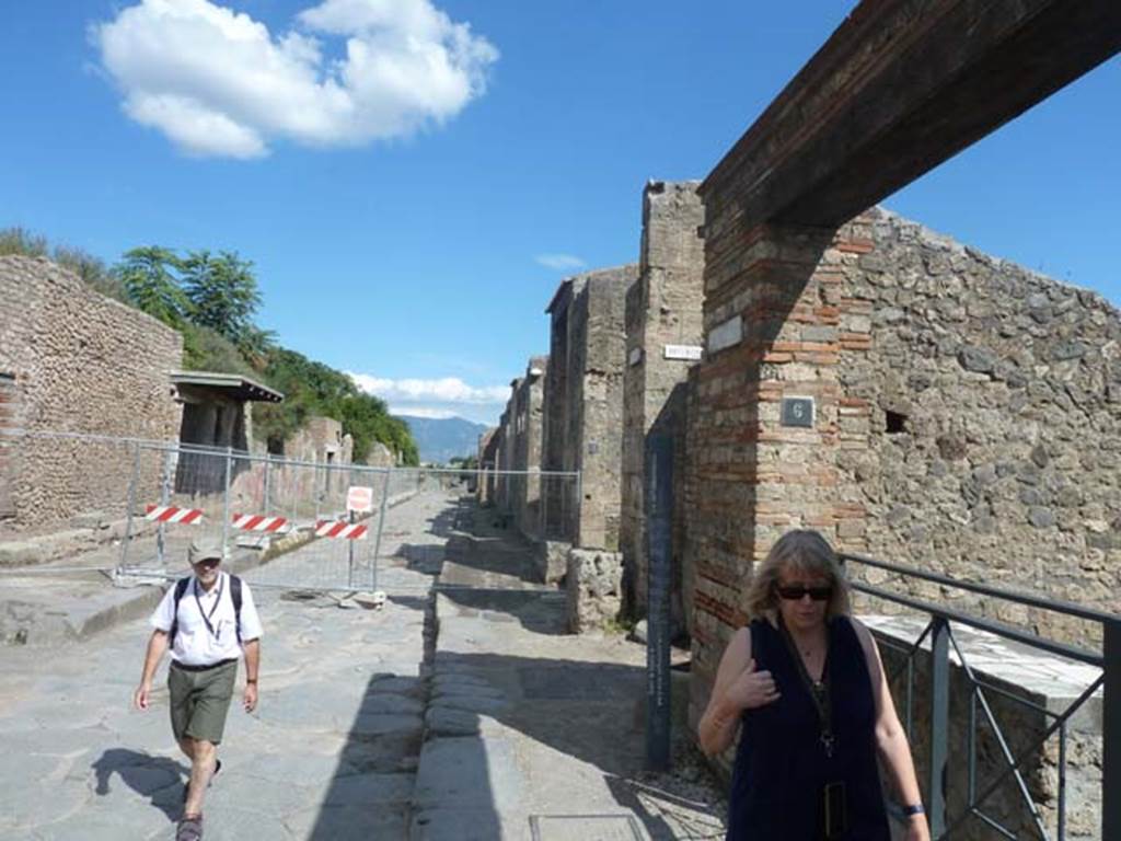 Via dell’Abbondanza. May 2010. Looking east between III.5 and II.2, from near III.4.3