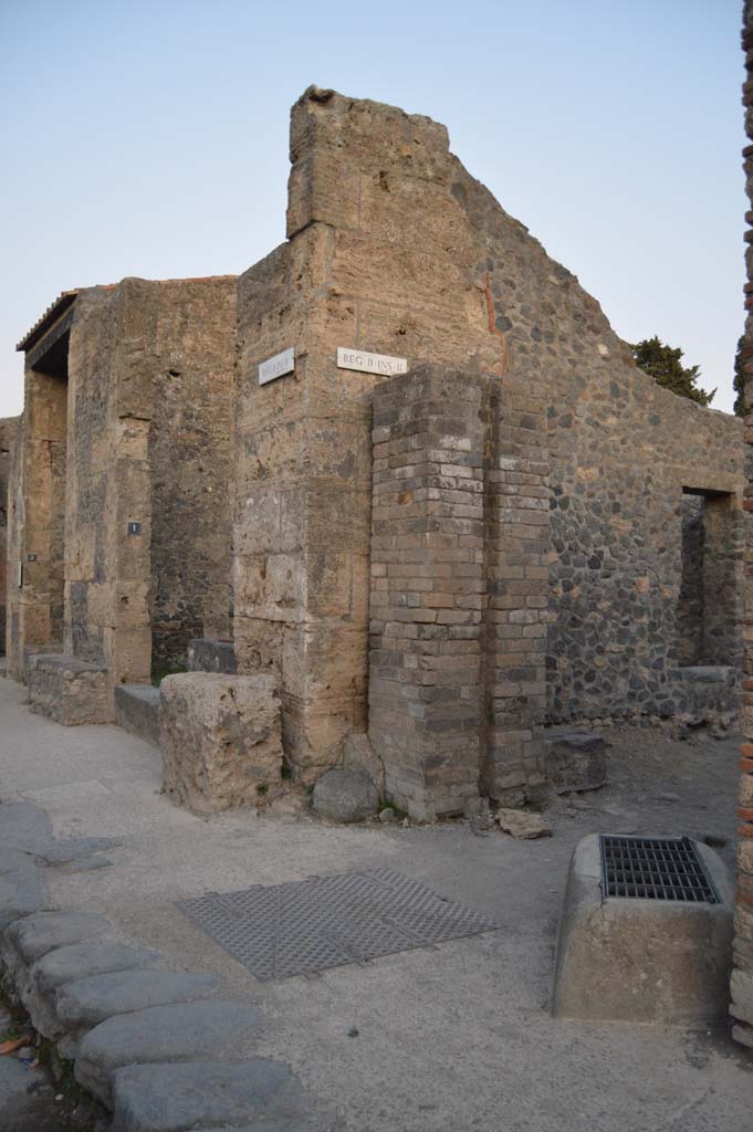 Via dell’Abbondanza, south side, Pompeii. July 2017. Looking east from II.2.1, on right, towards II.2.4, on left.
Foto Annette Haug, ERC Grant 681269 DÉCOR.
