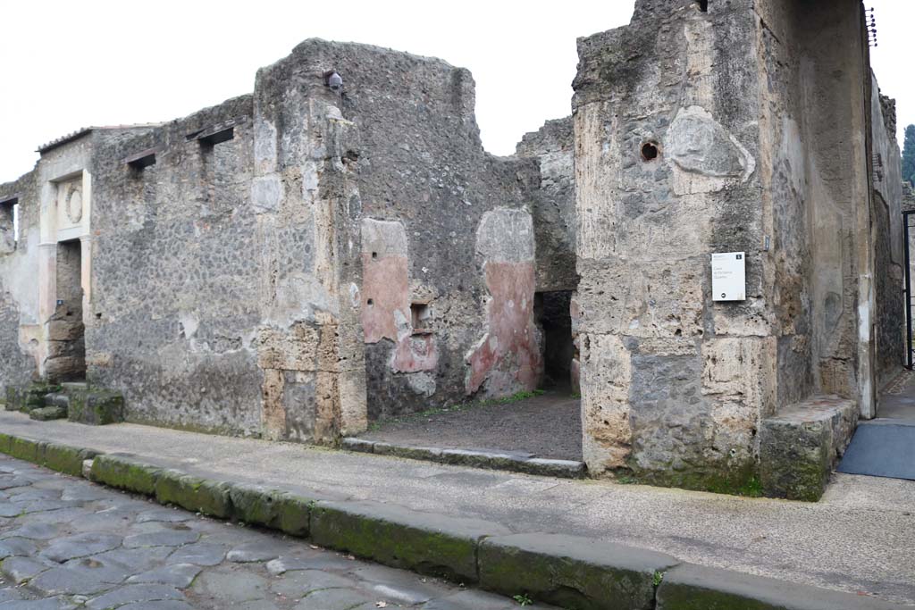 Via dell’Abbondanza, south side, Pompeii. July 2017. Looking south-west at II.2.3, on left, II.2.2, in centre and II.2.1, on right.
Foto Annette Haug, ERC Grant 681269 DÉCOR.
