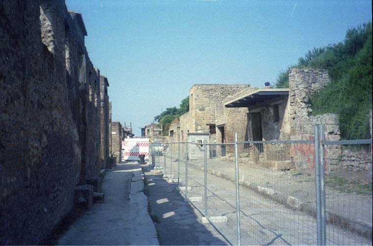 Via dell’Abbondanza, Pompeii. May 2024. Looking west from between 11.2.4 and III.5.4. Photo courtesy of Klaus Heese.