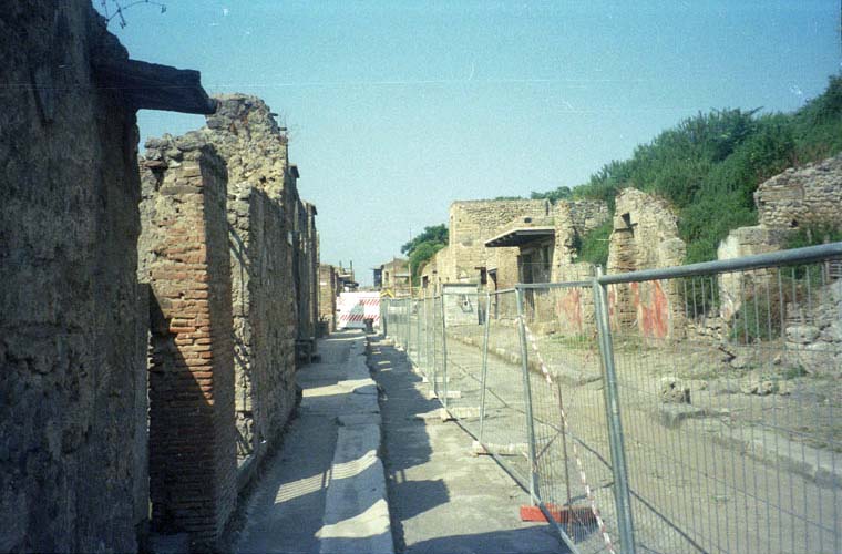 Via dell’Abbondanza, April 2005. Looking west between II.2 and III.5, from III.6.1 (Caupona Pherusae), on right.
Photo courtesy of Klaus Heese.
