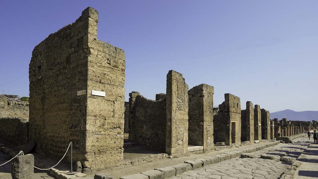 Via della Fortuna, north side, August 2021. 
Looking east along VI.13, from VI.13.1 until VI.13.7, near the fountain. Photo courtesy of Robert Hanson.
