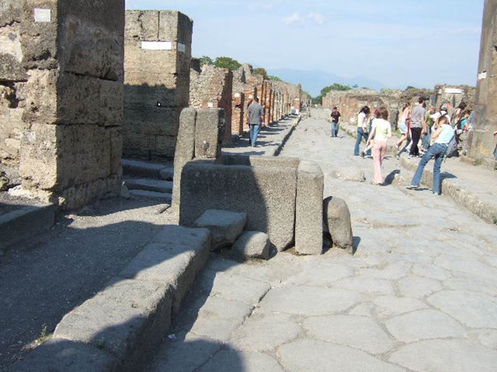 Via della Fortuna. Looking east with Vicolo dei Vettii on left behind fountain. The crowd on the right is going into Vicolo Storto. May 2006.