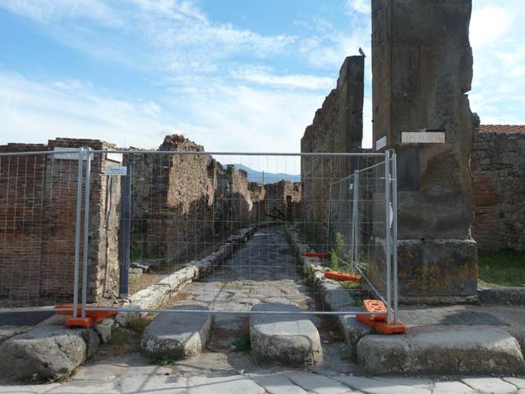 Via della Fortuna, south side, September 2015. Looking south along Vicolo Storto between VII.3 and VII.4, with no access.