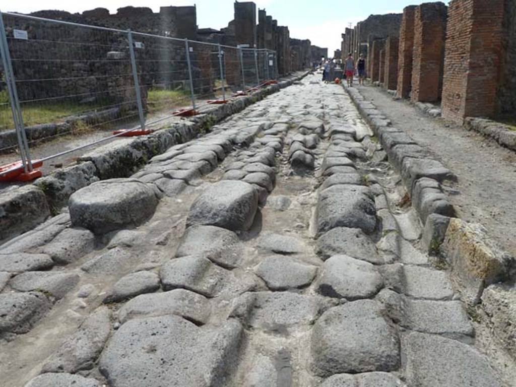 Via della Fortuna, September 2015. Looking west between VII.3 and VI.14.