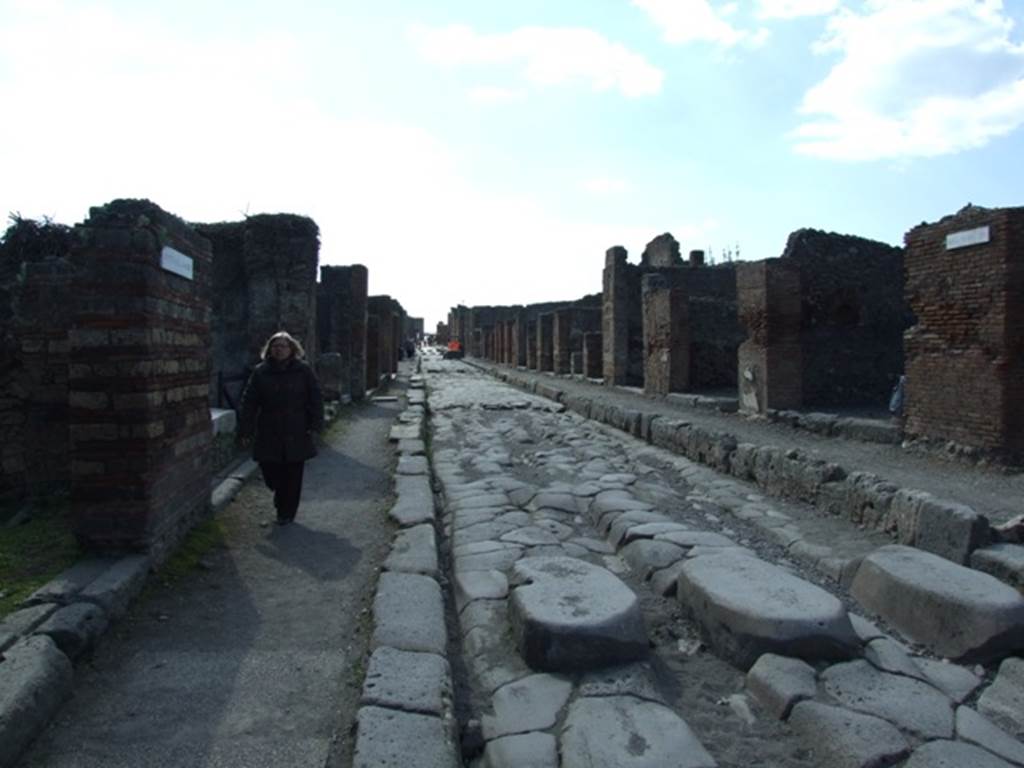 Via della Fortuna between VII.3 and VI.14. March 2009. Looking west from the Quadrivio with Via del Vesuvio (north), Via di Nola (east) and Via Stabiana (south). 