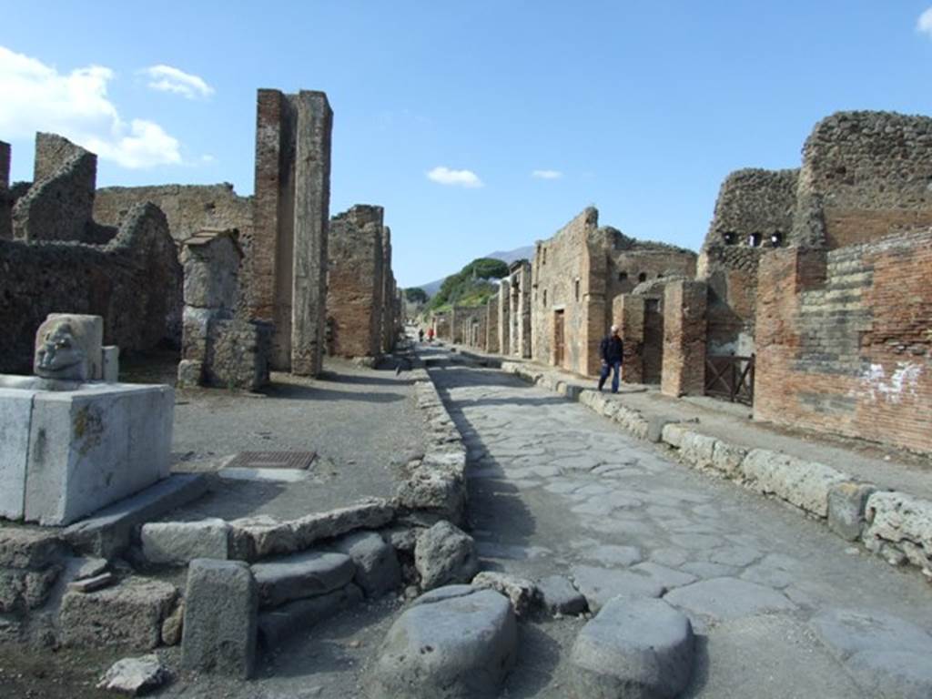 Via del Vesuvio between VI.14 and V.1. Looking north from the Quadrivio.  March 2009.  Via del Vesuvio is shown on some plans as the northern end of Via Stabiana running from this crossroads to the Vesuvian Gate.
