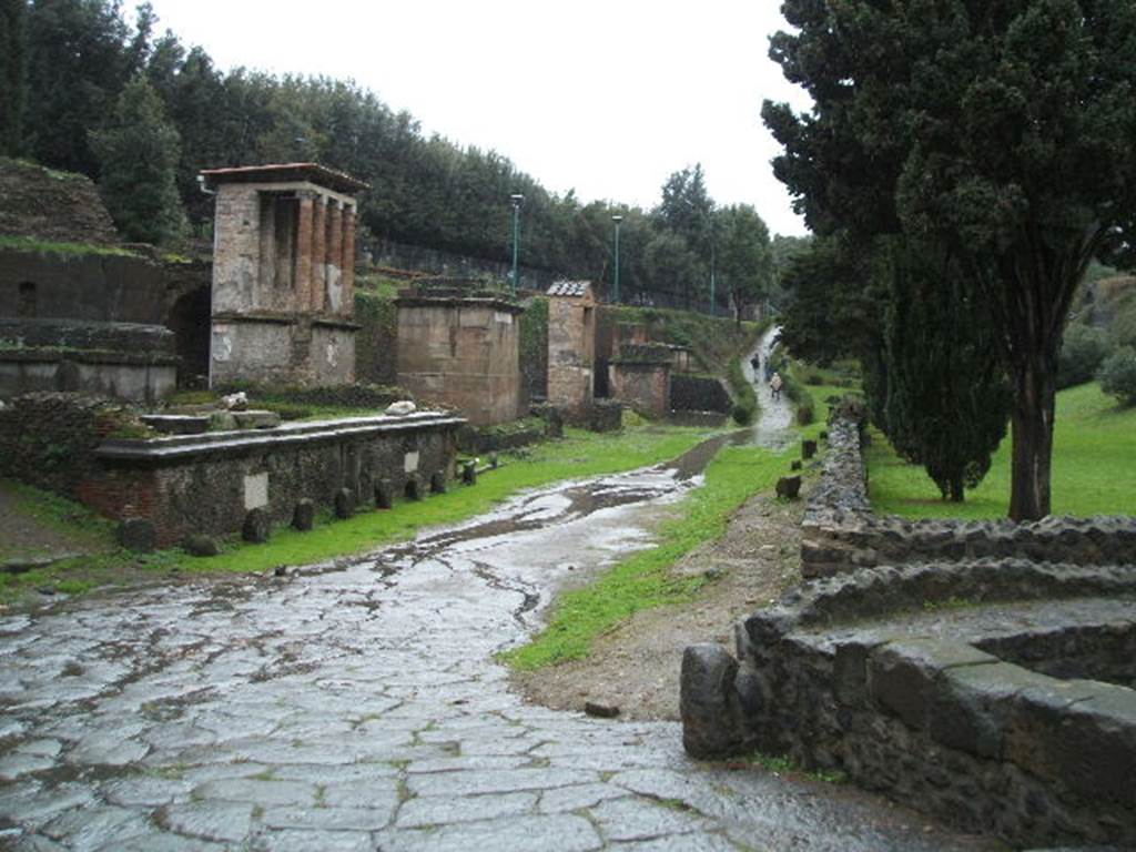 Via delle Tombe. December 2004. Looking west from junction with Via di Nocera, on right. 