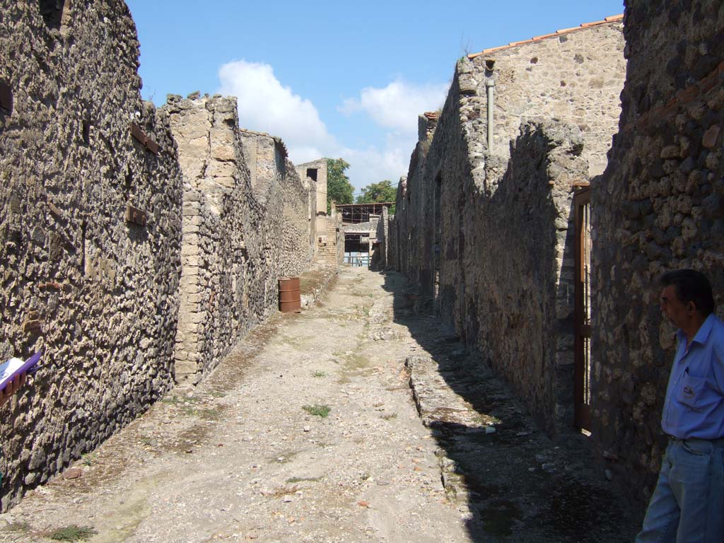 Vicolo dell’ Efebo between I.7 and I.8. September 2005. Looking north from junction with Via di Castricio. 