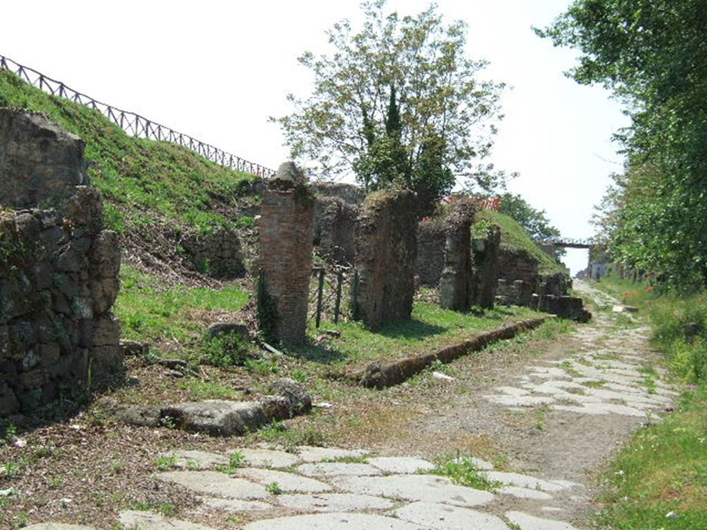 Via di Nola, south side. May 2006.  Looking west along III.11, from junction with unnamed vicolo. 