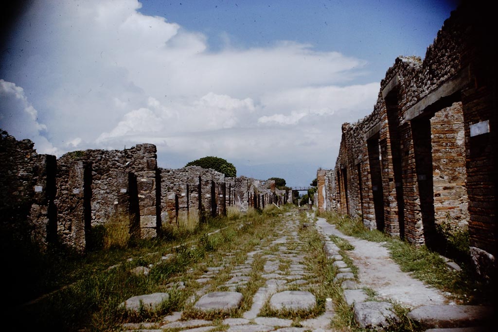 Via di Nola, Pompeii. 1964. 
Looking east between V.2 and IX.5, from junction with Vico di Tesmo, on right. Photo by Stanley A. Jashemski.
Source: The Wilhelmina and Stanley A. Jashemski archive in the University of Maryland Library, Special Collections (See collection page) and made available under the Creative Commons Attribution-Non Commercial License v.4. See Licence and use details.
J64f1226
