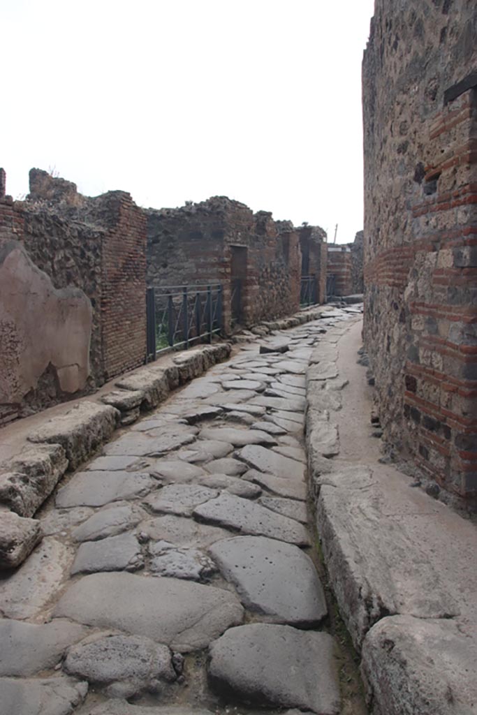 Vicolo Storto, Pompeii. October 2023. 
Looking south between VII.3 and VII.4. Photo courtesy of Klaus Heese.
