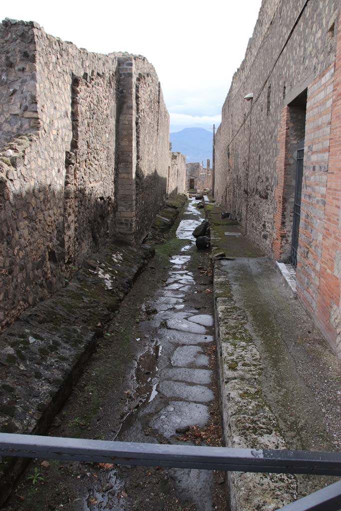 Vicolo del Farmacista between VII.6 and VII.16. October 2020. 
Looking south from junction with Via delle Terme. Photo courtesy of Klaus Heese.
