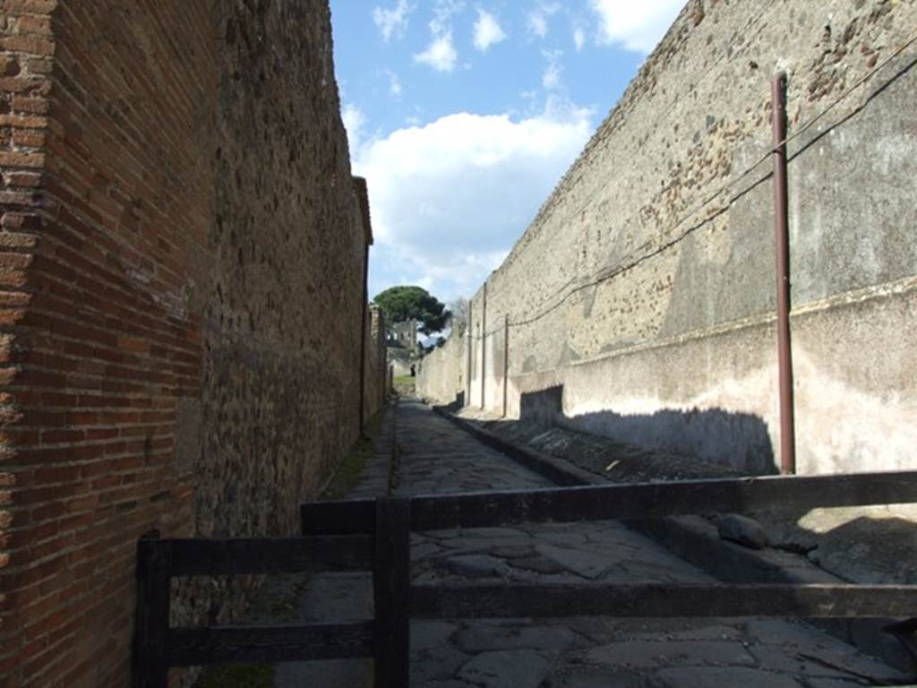 Vicolo del Labirinto between VI.11 and VI.15. Looking north from crossroads with Vicolo di Mercurio. March 2009.
