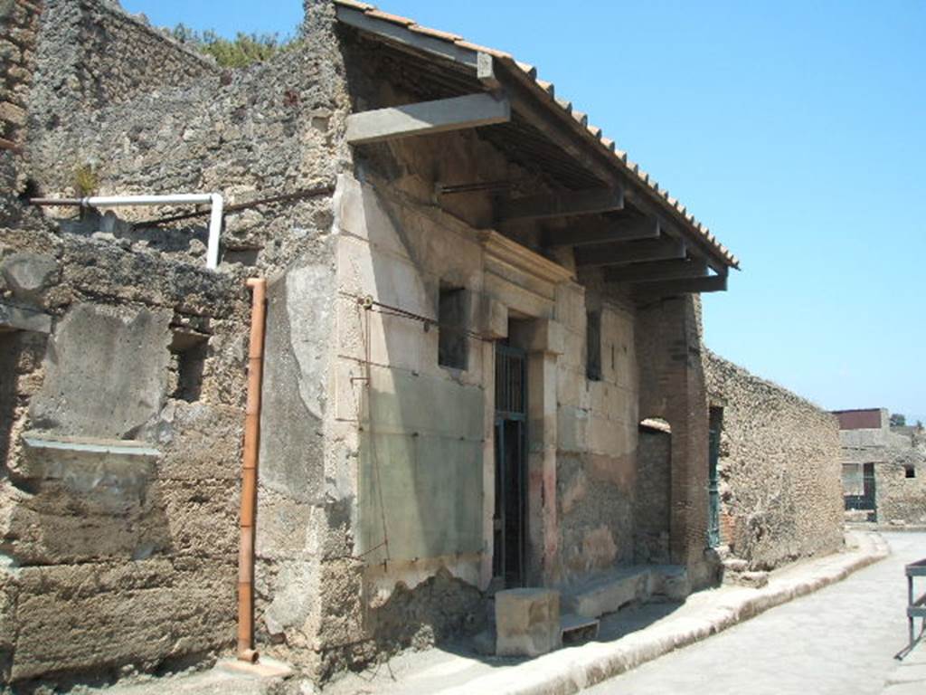 Vicolo del Menandro. North side at I.6.15. Looking east to junction with Vicolo di Paquius Proculus. May 2005.