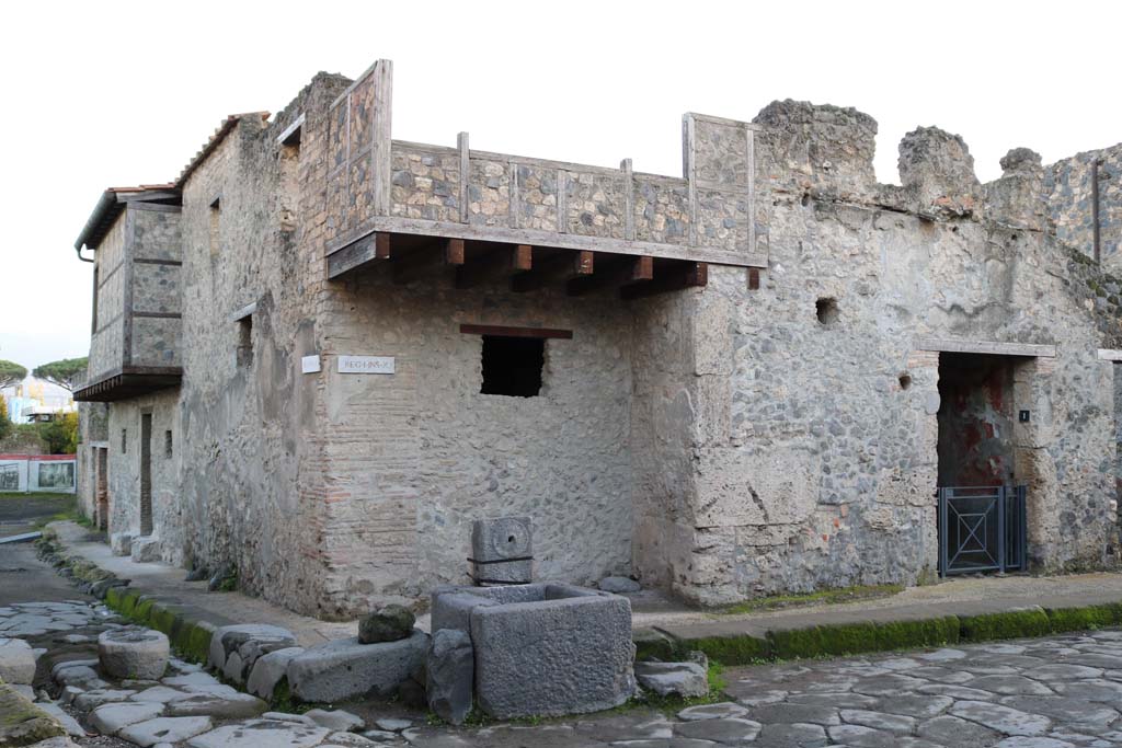 Vicolo del Menandro, south side, on right. December 2018. Looking south towards fountain at junction with Vicolo di Paquius Proculus, on left.
Photo courtesy of Aude Durand.

