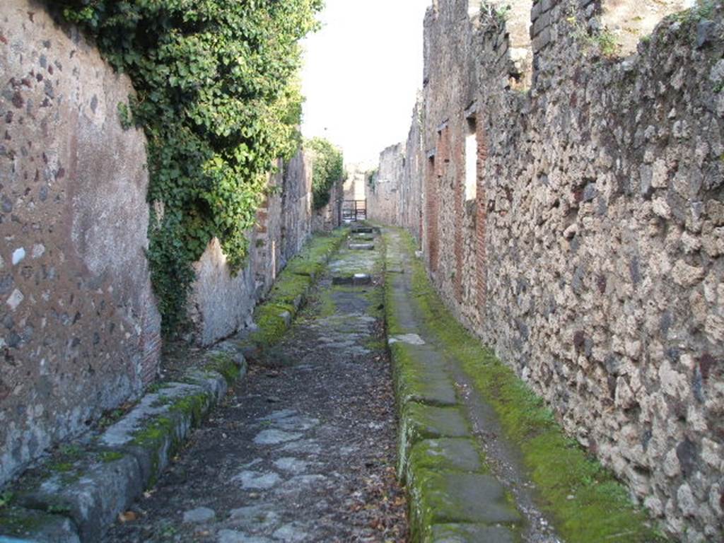 Vicolo del Panettiere between VII.3 and VII.2. Looking east from Vicolo Storto. December 2004.