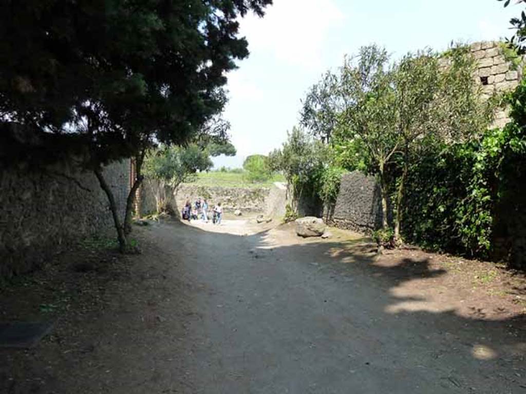 Vicolo del Anfiteatro, May 2010. Looking north between II.4 and II.5. to Via dell’Abbondanza 