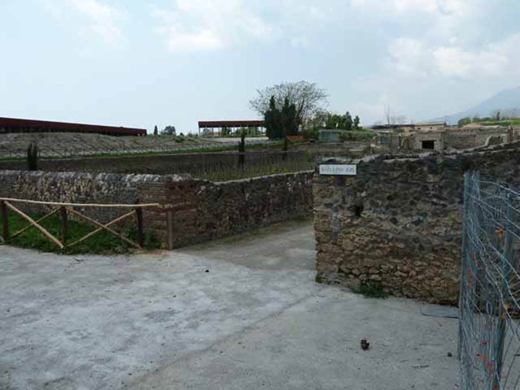 Vicolo della Nave Europa, south end. May 2010. Looking north at junction with unnamed Vicolo running west from Porta Nocera. 