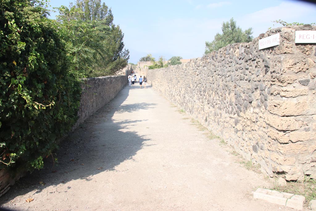 Vicolo della Nave Europa, Pompeii. October 2023. Looking north between I.22 and I.21. Photo courtesy of Klaus Heese.