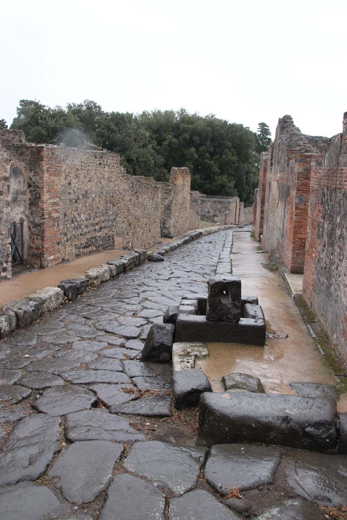 Vicolo della Regina, October 2020. Looking east, at junction with Vicolo dei Dodici Dei, from near VIII.2.29, on right.
Photo courtesy of Klaus Heese.
