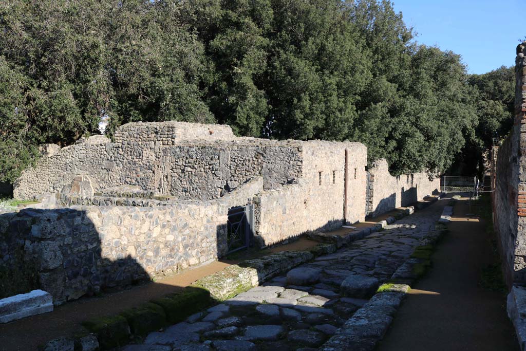 Vicolo della Regina, north side, Pompeii. December 2018. 
Looking east between VIII.6.4, on left, and VIII.2, on right. Photo courtesy of Aude Durand.
