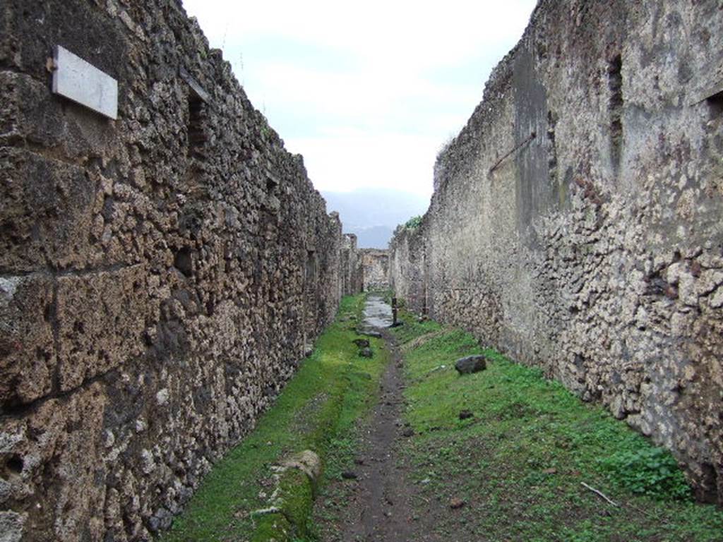 Vicolo di Cecilio Giocondo. Looking south from junction. December 2005.