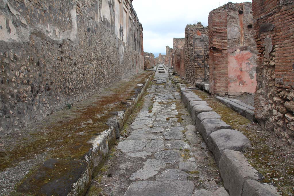 Vicolo di Eumachia between VII.9 and VII.13. April 2014. Looking north from near junction with Via dell’Abbondanza. 
Photo courtesy of Klaus Heese.
