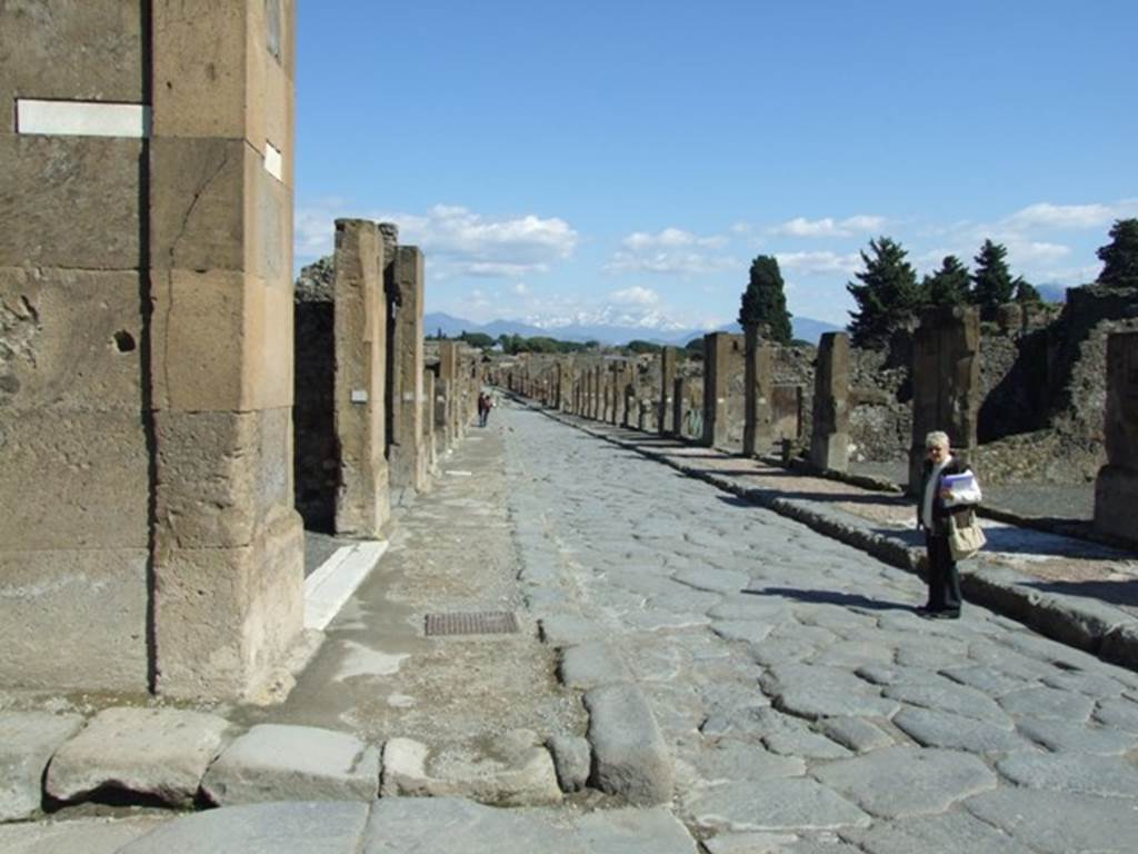 Via dell’Abbondanza between VII.13 and VIII.3. Looking east from junction with Vicolo di Eumachia (on left). March 2009.
