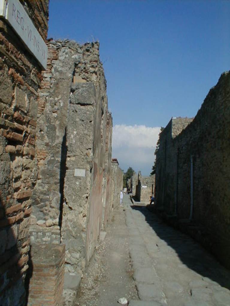 Vicolo di Mercurio. September 2004. Looking east from crossroads with Vicolo della Fullonica, towards crossroads with Via di Mercurio. 
