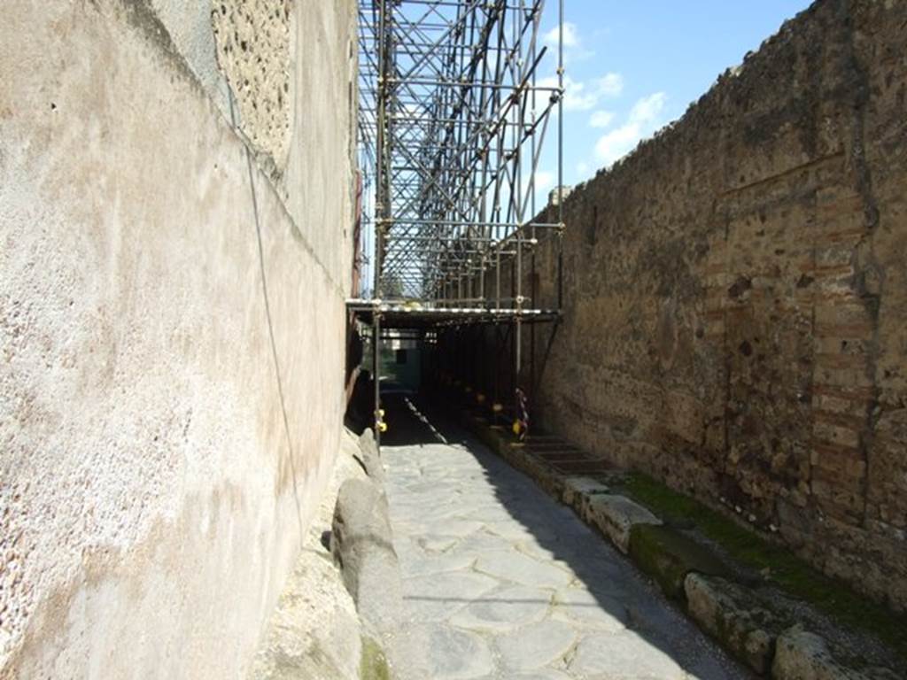 Vicolo di Mercurio. March 2009. Looking east towards crossroads with Vicolo dei Vettii. 