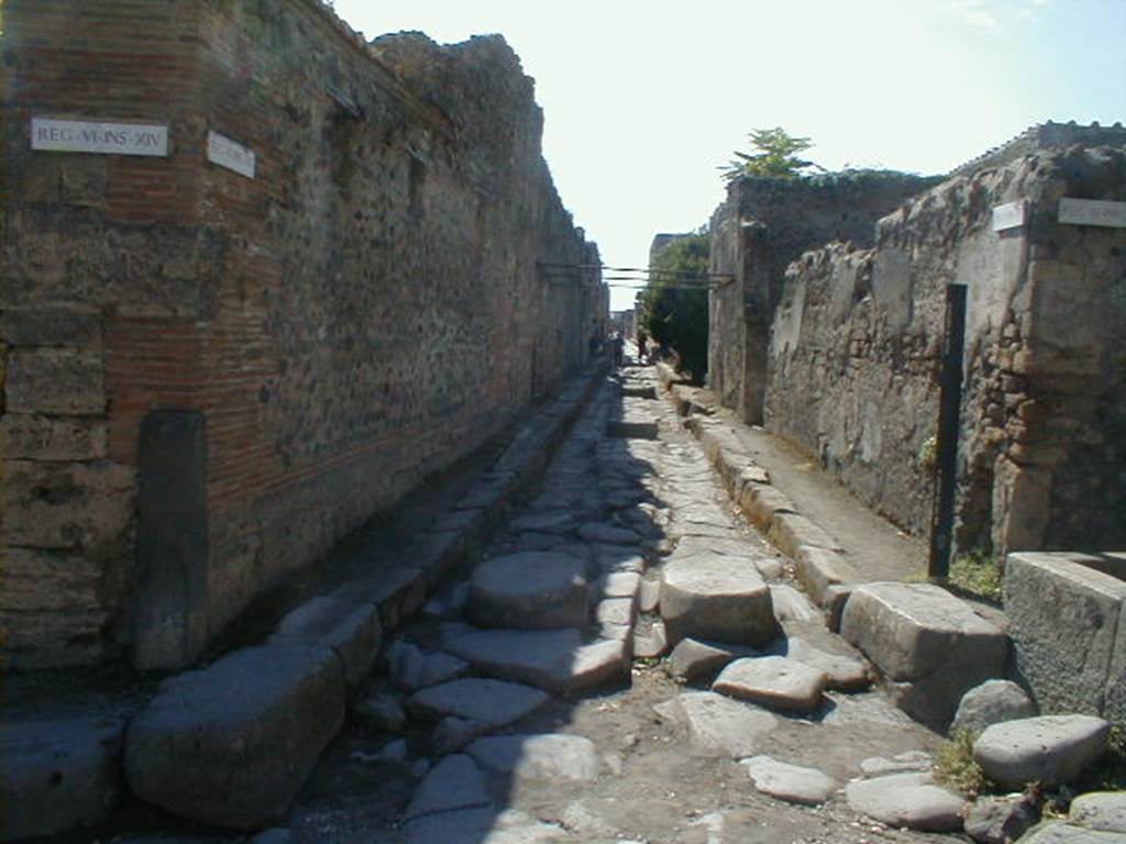 Vicolo di Mercurio. September 2004. Looking west between VI.14 and VI.16, from crossroads with Via del Vesuvio. 