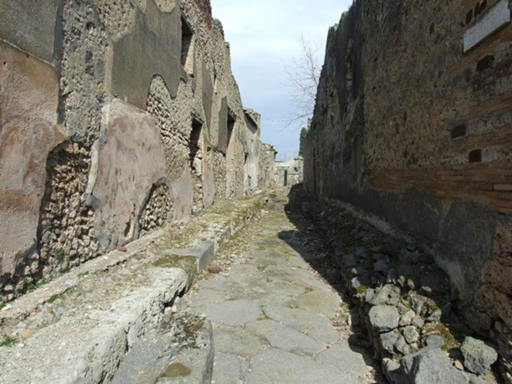 Unnamed vicolo between IX.5 and IX.6. Looking east from the junction with Vicolo di Tesmo. March 2009.