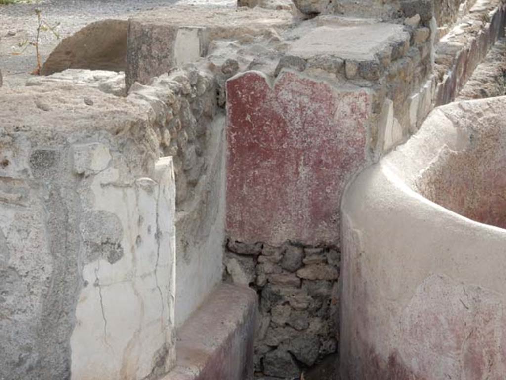 Tempio dionisiaco in località Sant’Abbondio di Pompei. May 2018. South-west corner behind bench D.
Photo courtesy of Buzz Ferebee.
